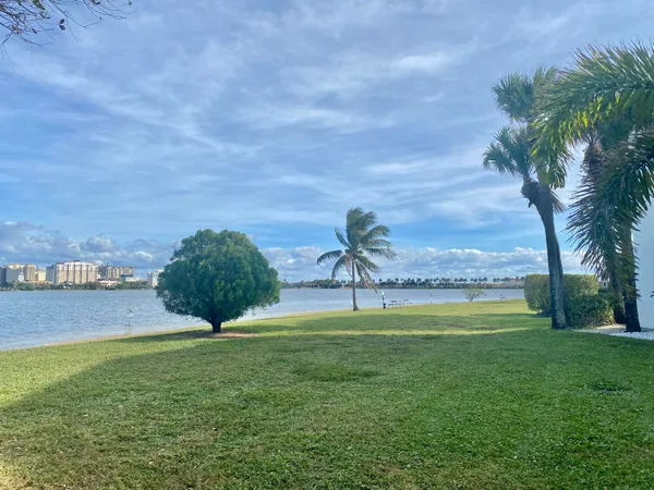$1,650 | 718 Executive Center Drive, Unit 31, West Palm Beach, FL 33401