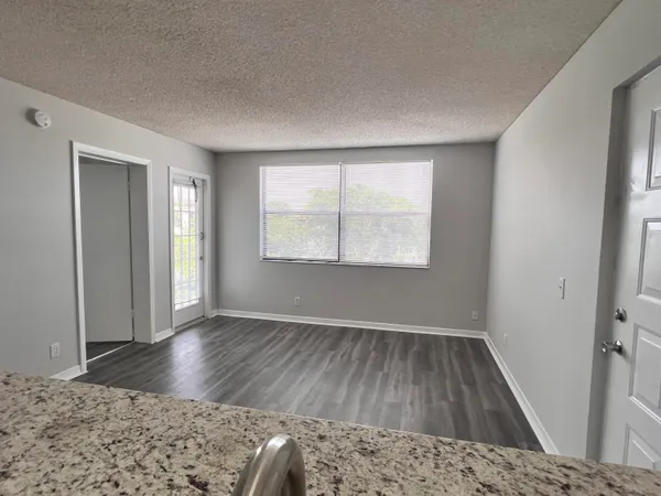 $1,650 | 718 Executive Center Drive, Unit 31, West Palm Beach, FL 33401
