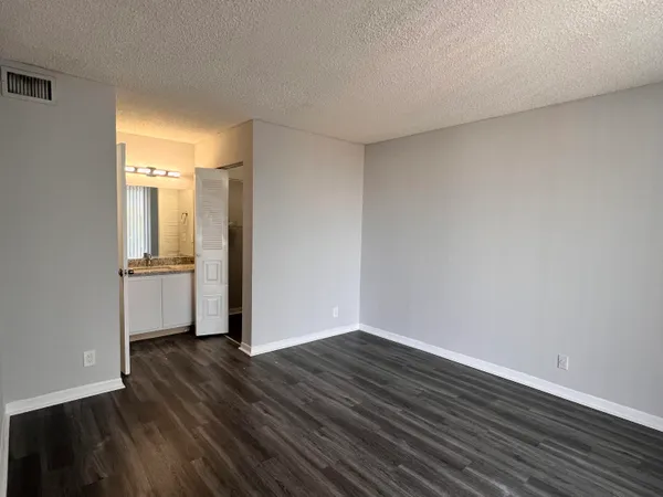 $1,650 | 718 Executive Center Drive, Unit 31, West Palm Beach, FL 33401