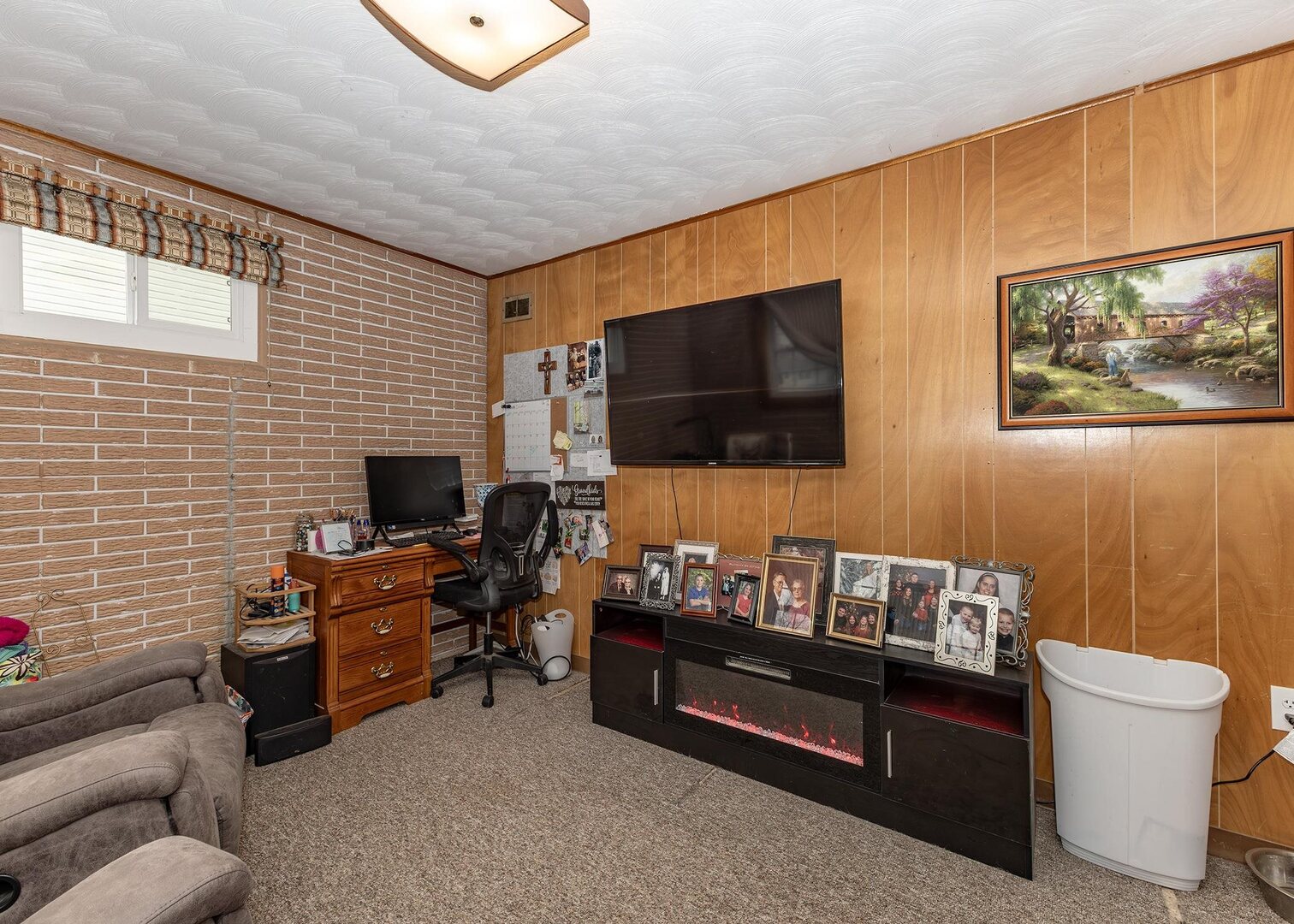 564 Scenic Drive Clinton, IA 52732 - Photo 19 of 26 a living room with furniture and a flat screen tv
