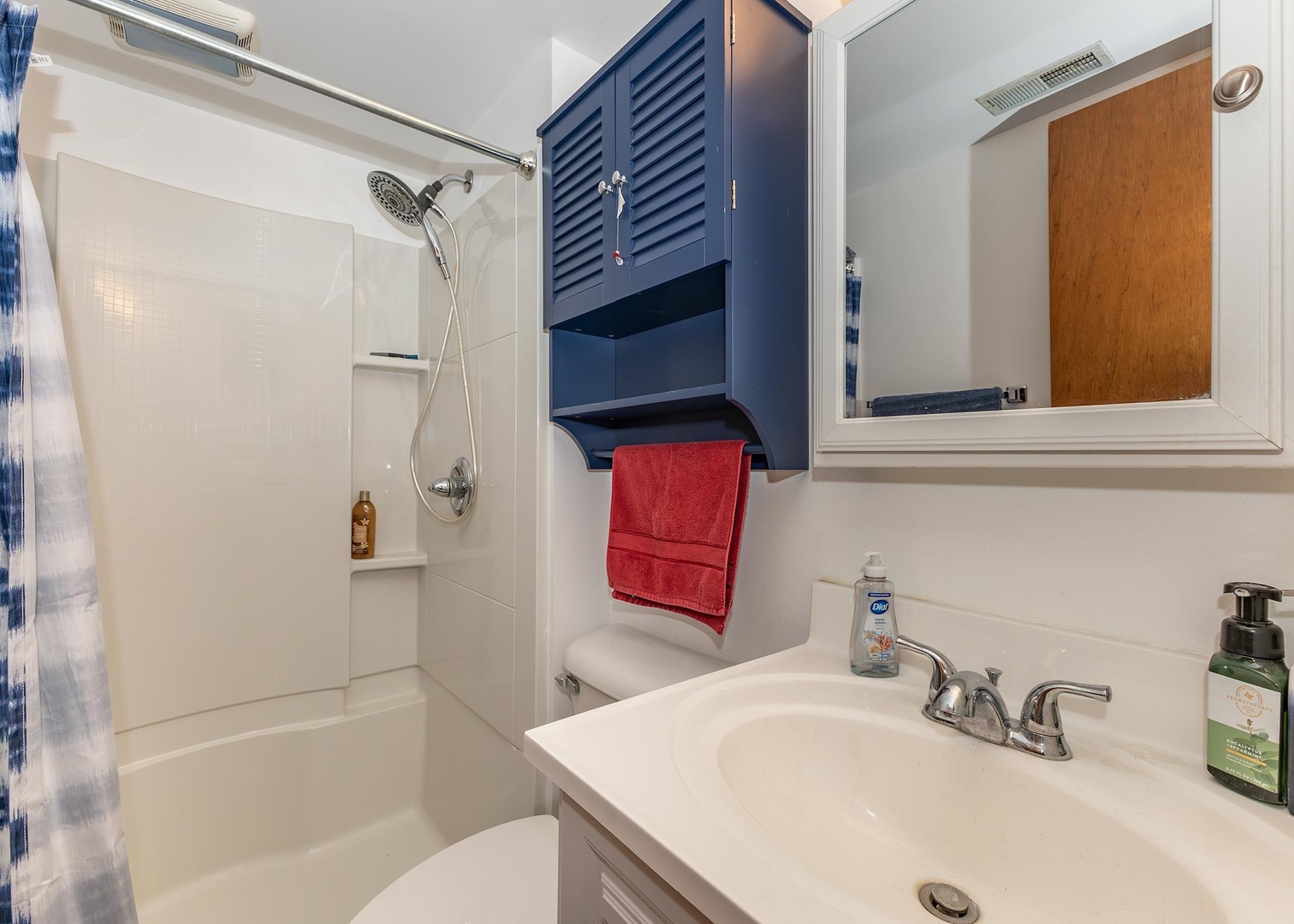 564 Scenic Drive Clinton, IA 52732 - Photo 21 of 26 a bathroom with a sink and a bathtub