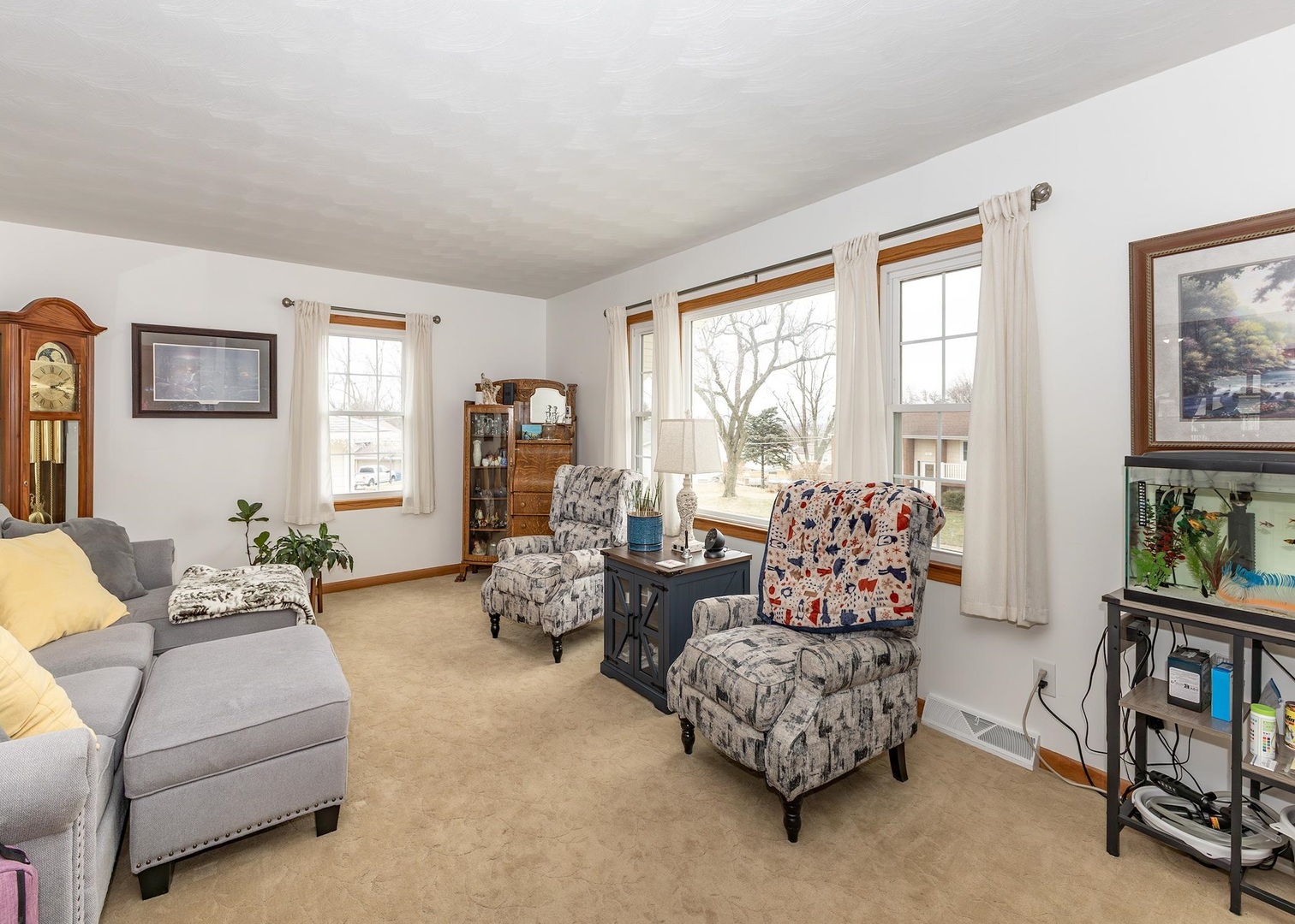 564 Scenic Drive Clinton, IA 52732 - Photo 4 of 26 a living room with furniture and a large window