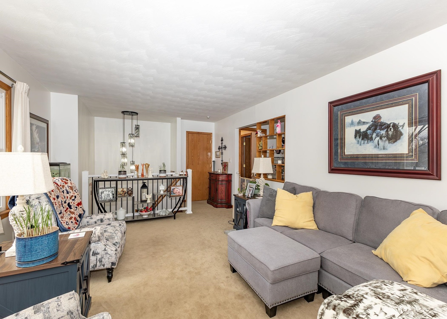 564 Scenic Drive Clinton, IA 52732 - Photo 5 of 26 a living room with furniture and white walls
