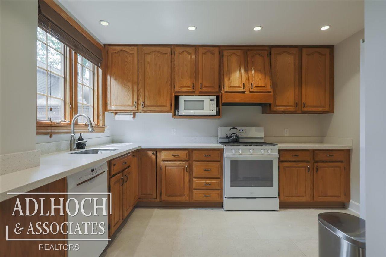789 Pemberton Road Grosse Pointe, MI 48230 - Photo 14 of 42 50046380-13.JPG