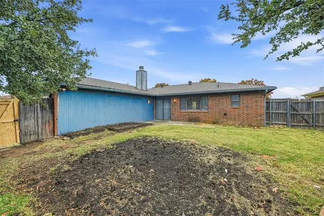 a view of a house with a backyard