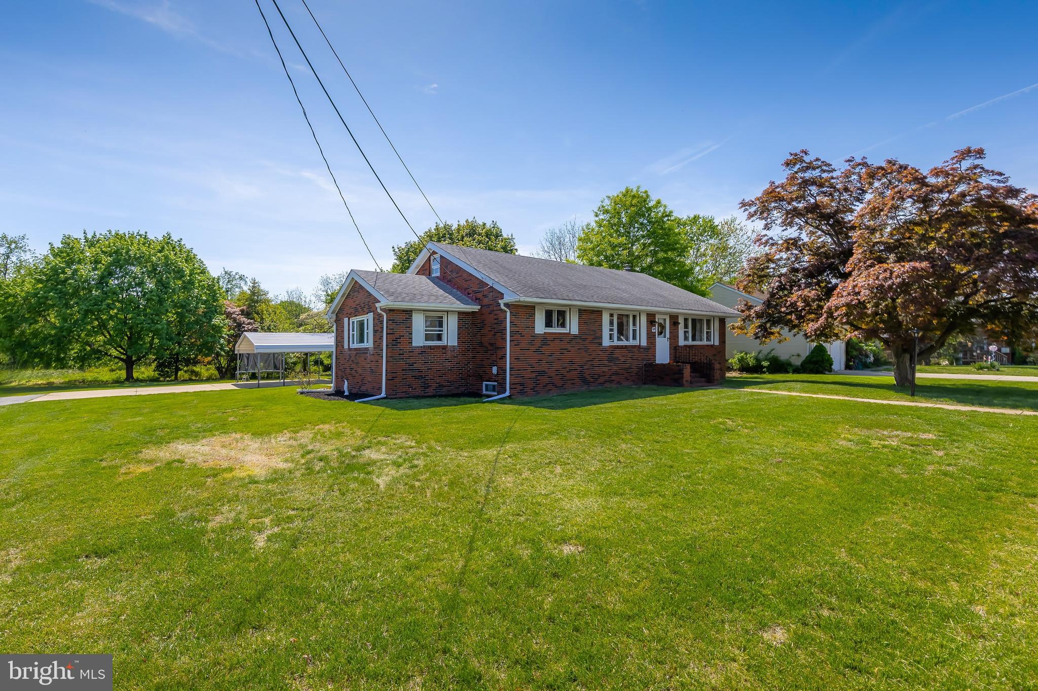 a view of house with a big yard