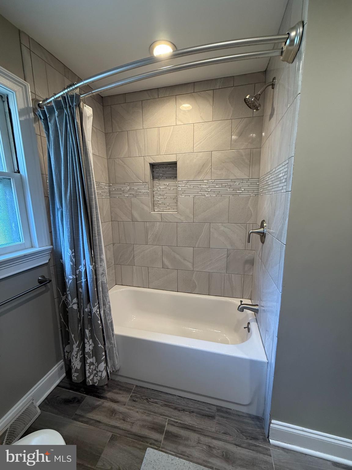 121 Kansas Road Pennsville, NJ 08070 - Photo 12 of 32 a bathroom with a shower and a tub