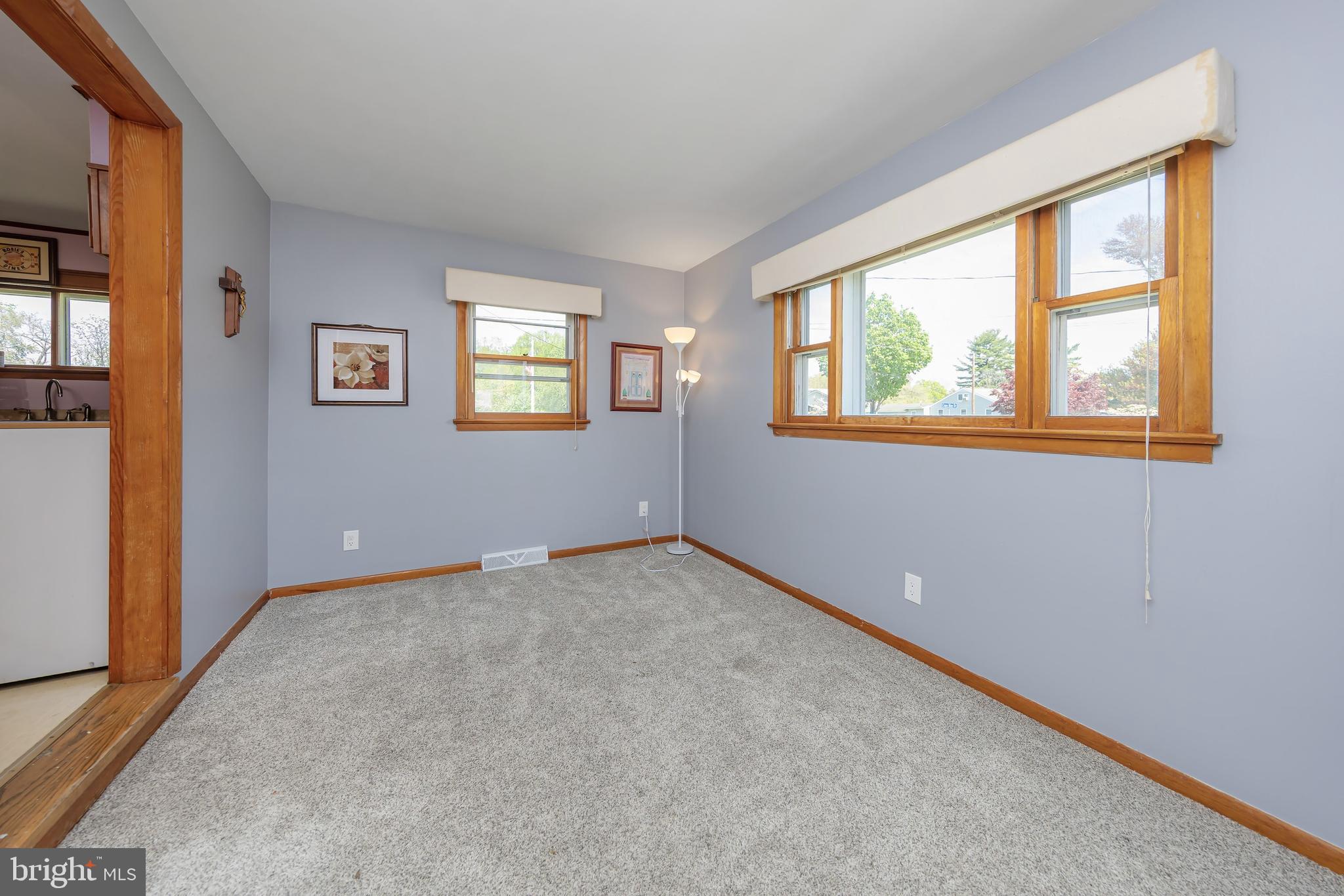 121 Kansas Road Pennsville, NJ 08070 - Photo 9 of 32 an empty room with windows