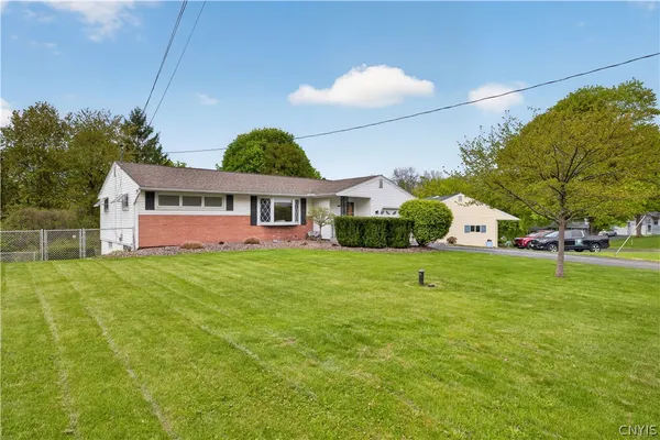 $239,900 | 207 Dickerson Drive South, Camillus, NY 13031