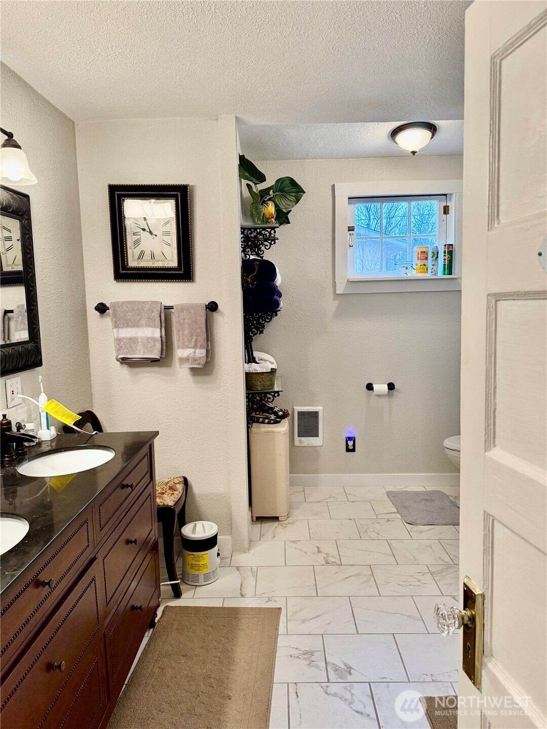 213 East Oak Street Dayton, WA 99328 - Photo 14 of 27 a room with a couch and a stove top oven