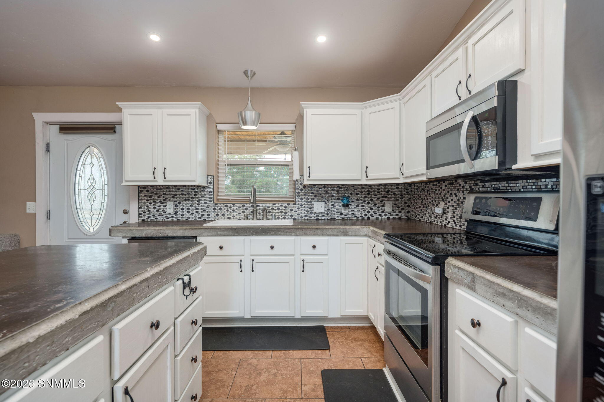 7245 Brahman Road Las Cruces, NM 88012 - Photo 6 of 24 Kitchen