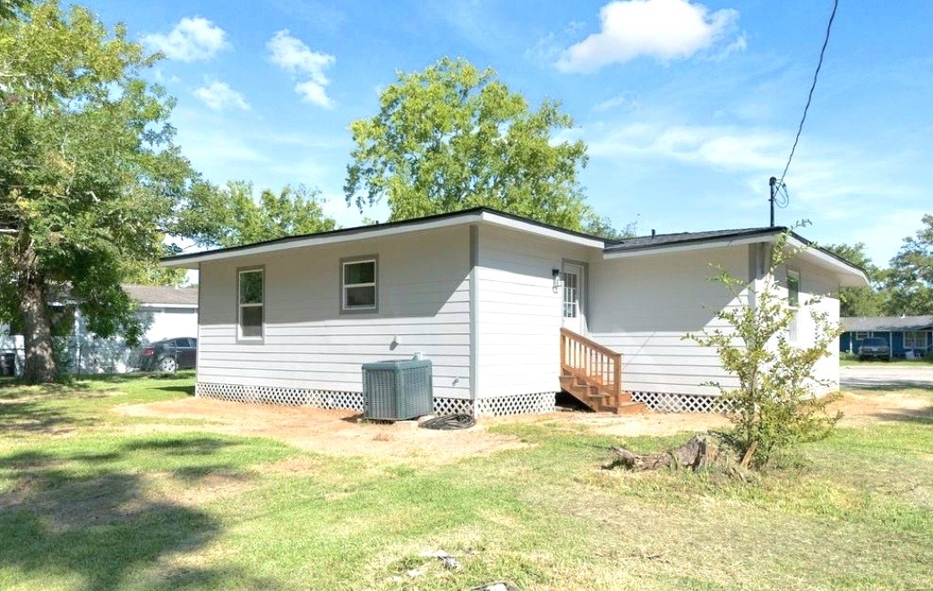 58 Hybiscus Court Lake Jackson, TX 77566 - Photo 17 of 21 a house view with a outdoor space