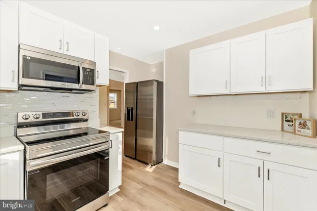 an empty room with windows and closet