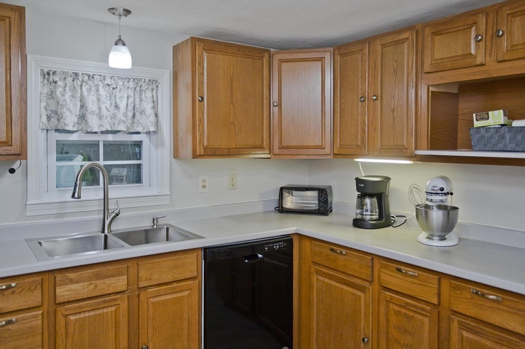 43 Harrington Road Chicopee, MA 01020 - Photo 9 of 37 Gallery Image 9