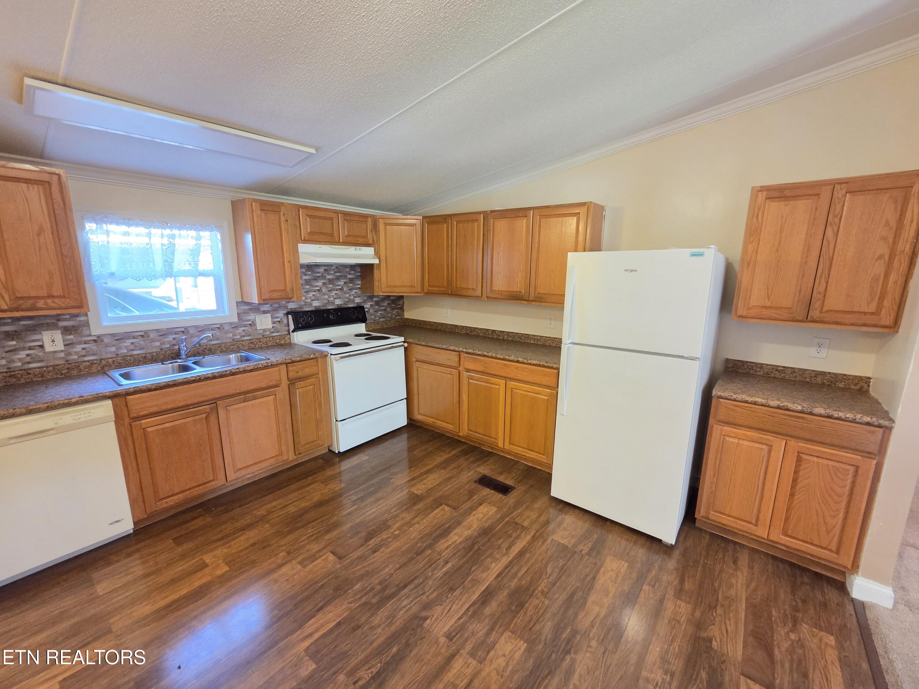 2262 Mentor Road Louisville, TN 37777 - Photo 17 of 40 1424