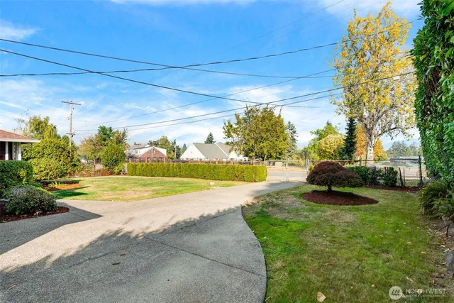 a view of a house with a yard