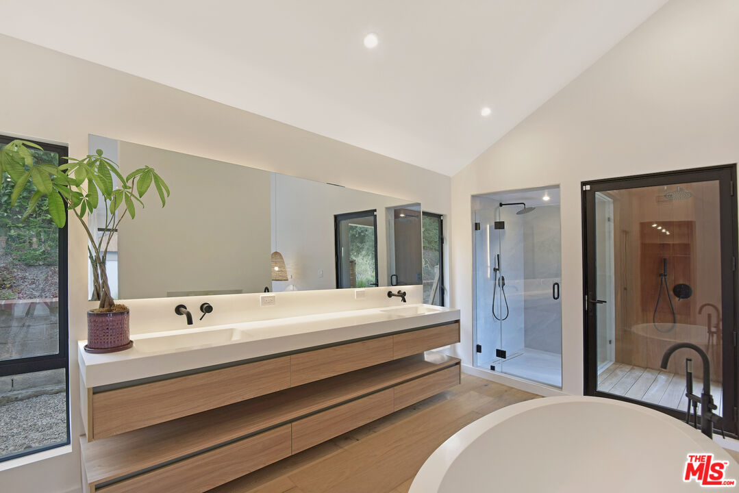 24728 Vantage Point Terrace Malibu, CA 90265 - Photo 21 of 36