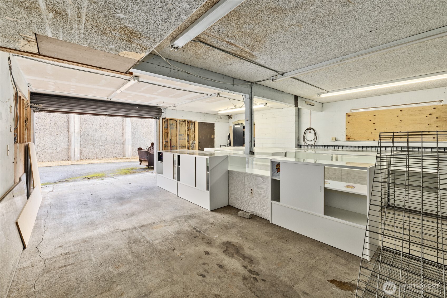 2517 Howard Avenue Everett, WA 98203 - Photo 28 of 32 a large white kitchen with a large window