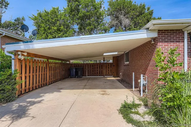 a view of backyard with pathway