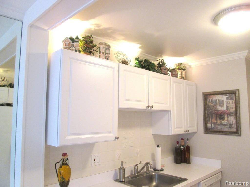 31196 Country Way, Unit 26 Farmington, MI 48331 - Photo 11 of 26 BEAUTIFULLY UPDATED KITCHEN