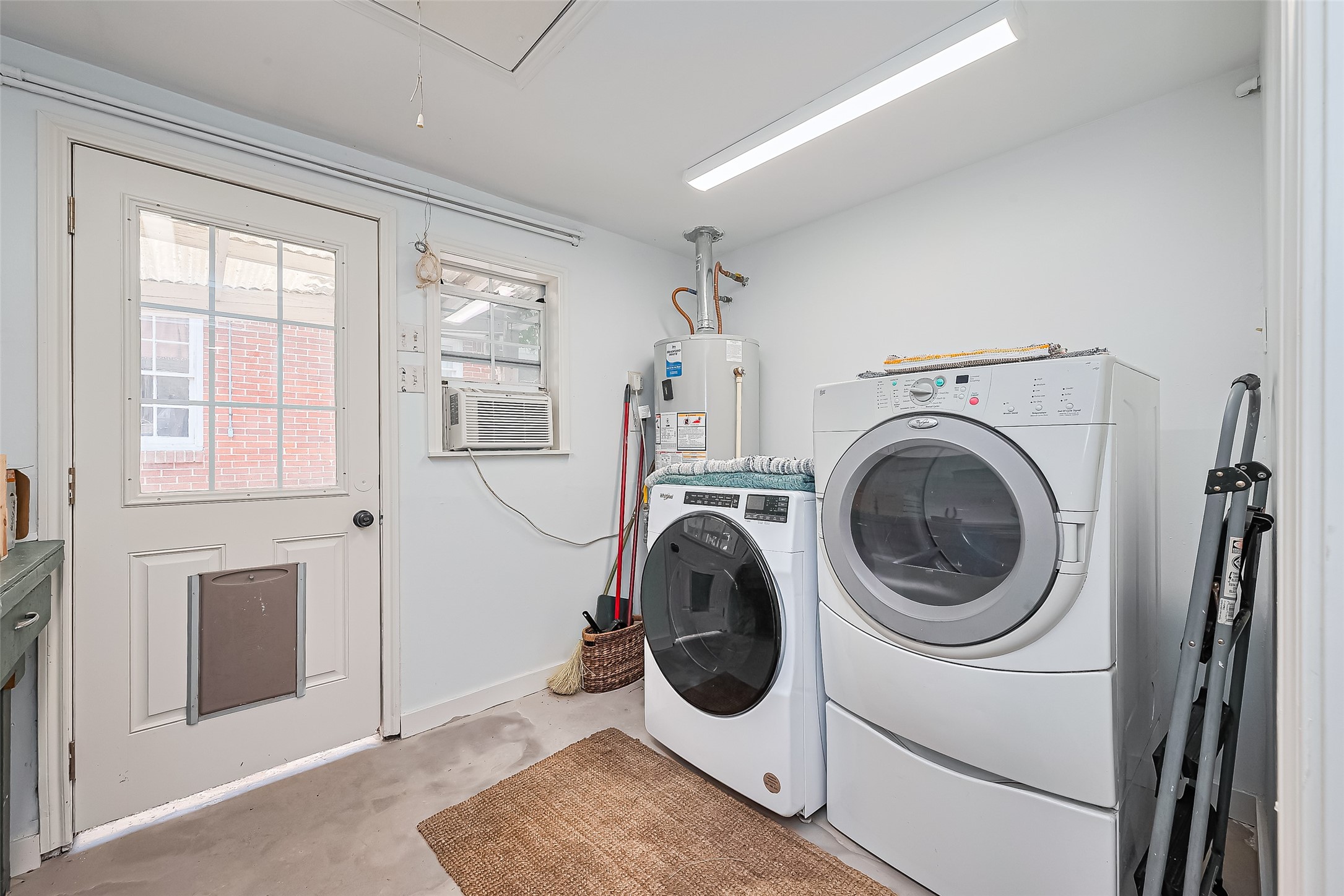 501 Gale Street Houston, TX 77009 - Photo 29 of 49 a utility room with dryer and washer