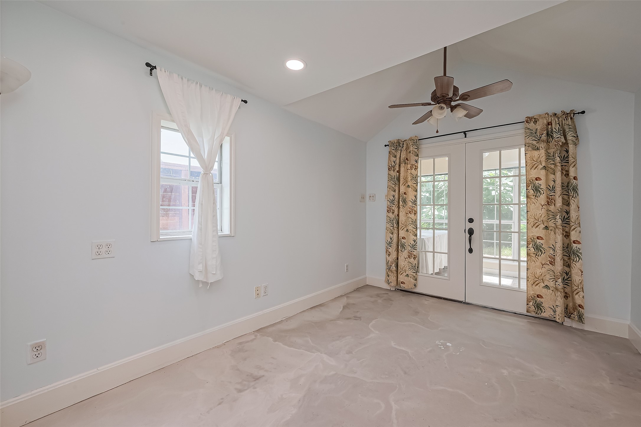 501 Gale Street Houston, TX 77009 - Photo 34 of 49 a view of an empty room with a window