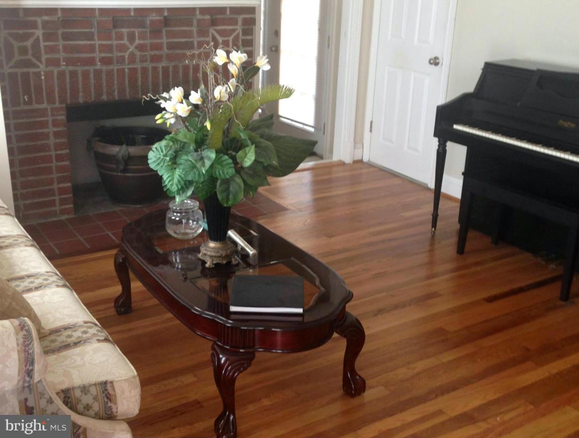 9801 Brandywine Road Clinton, MD 20735 - Photo 3 of 26 Living Room 1