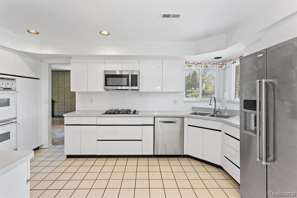 25826 Farmington Road Farmington Hills, MI 48336 - Photo 18 of 43