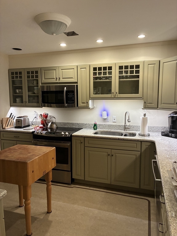 306 Country Club Road, Unit 306 Greenfield, MA 01301 - Photo 2 of 13