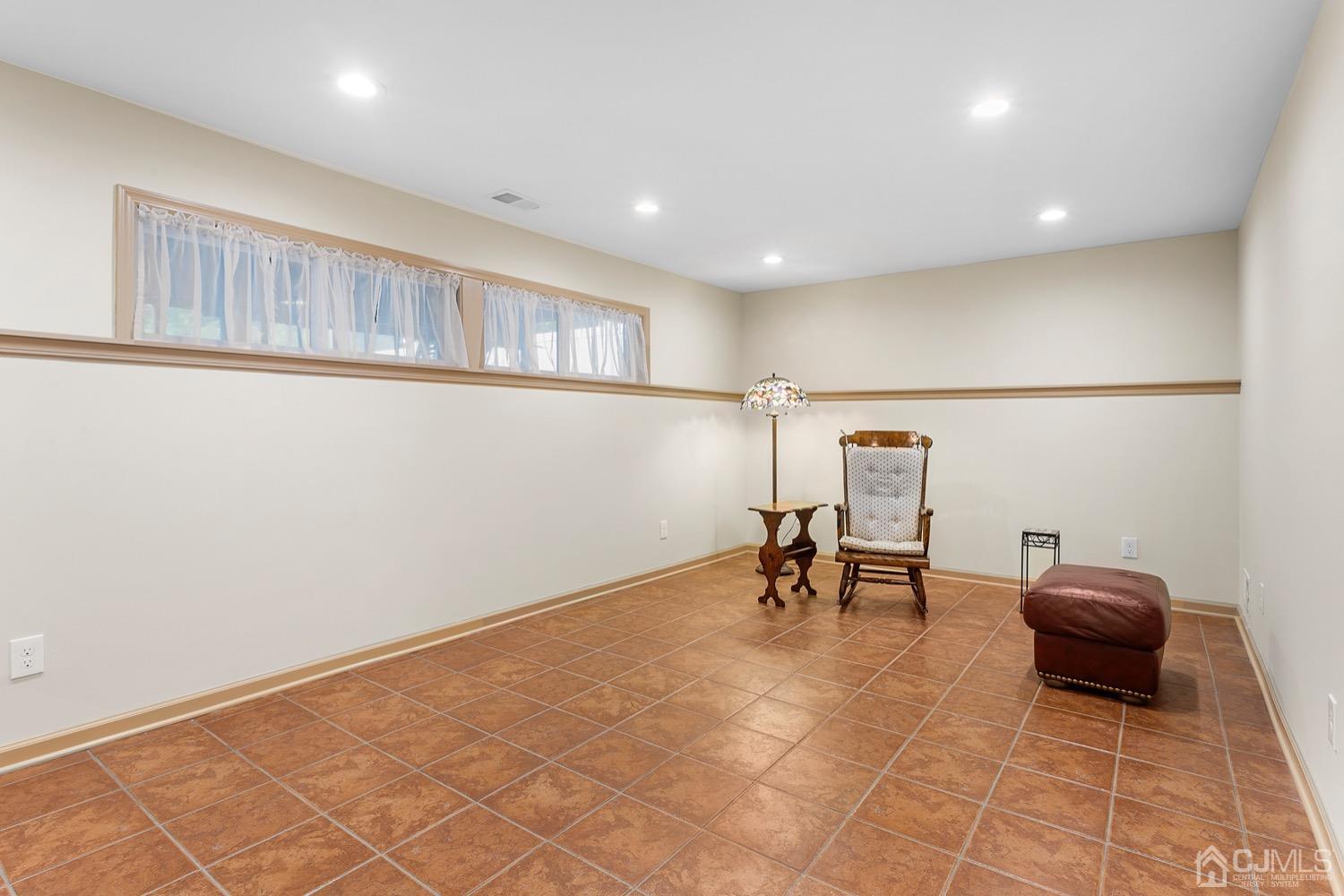 136 Lee Drive Middlesex, NJ 08846 - Photo 18 of 35
