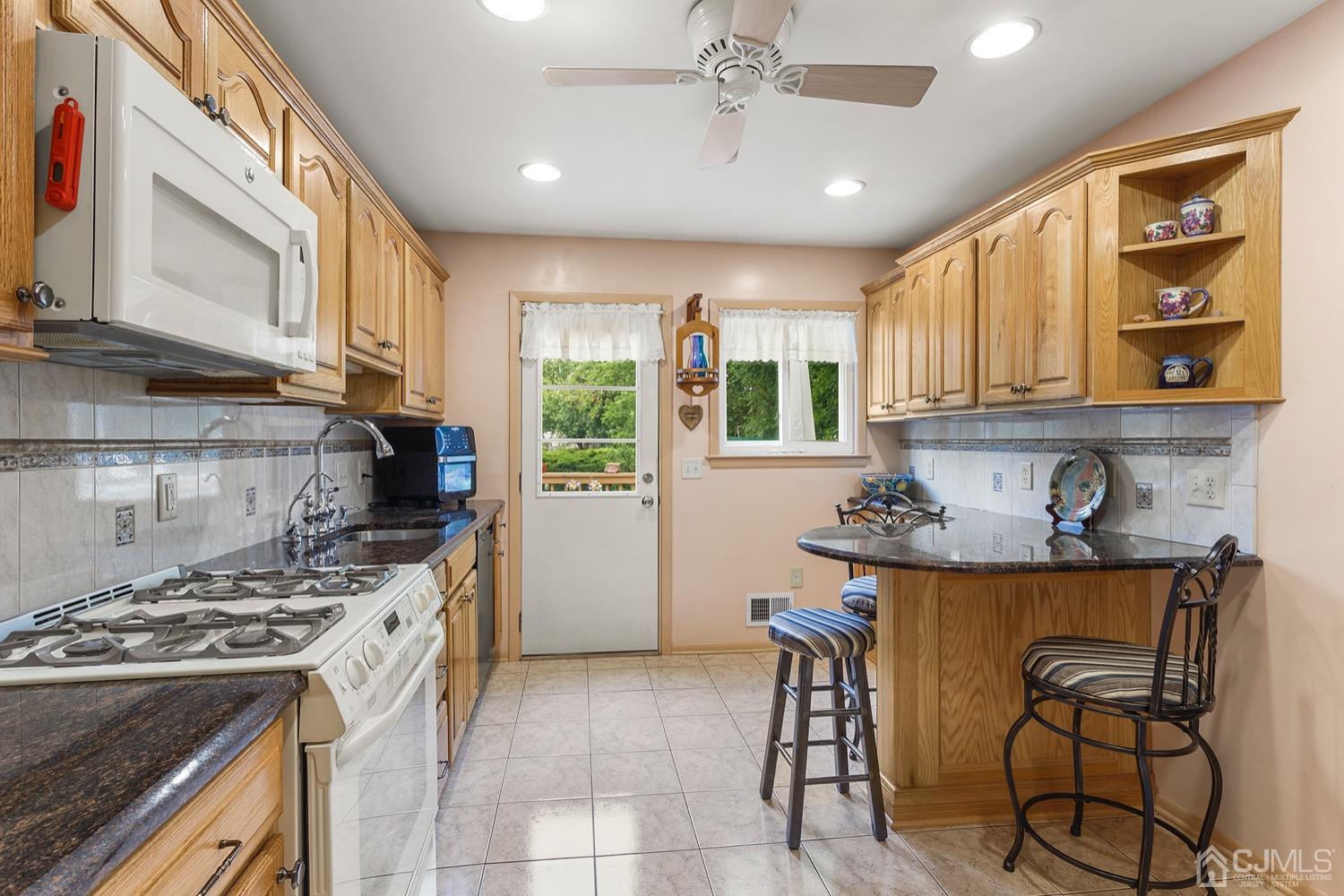 136 Lee Drive Middlesex, NJ 08846 - Photo 8 of 35 a kitchen with a stove a refrigerator and cabinets