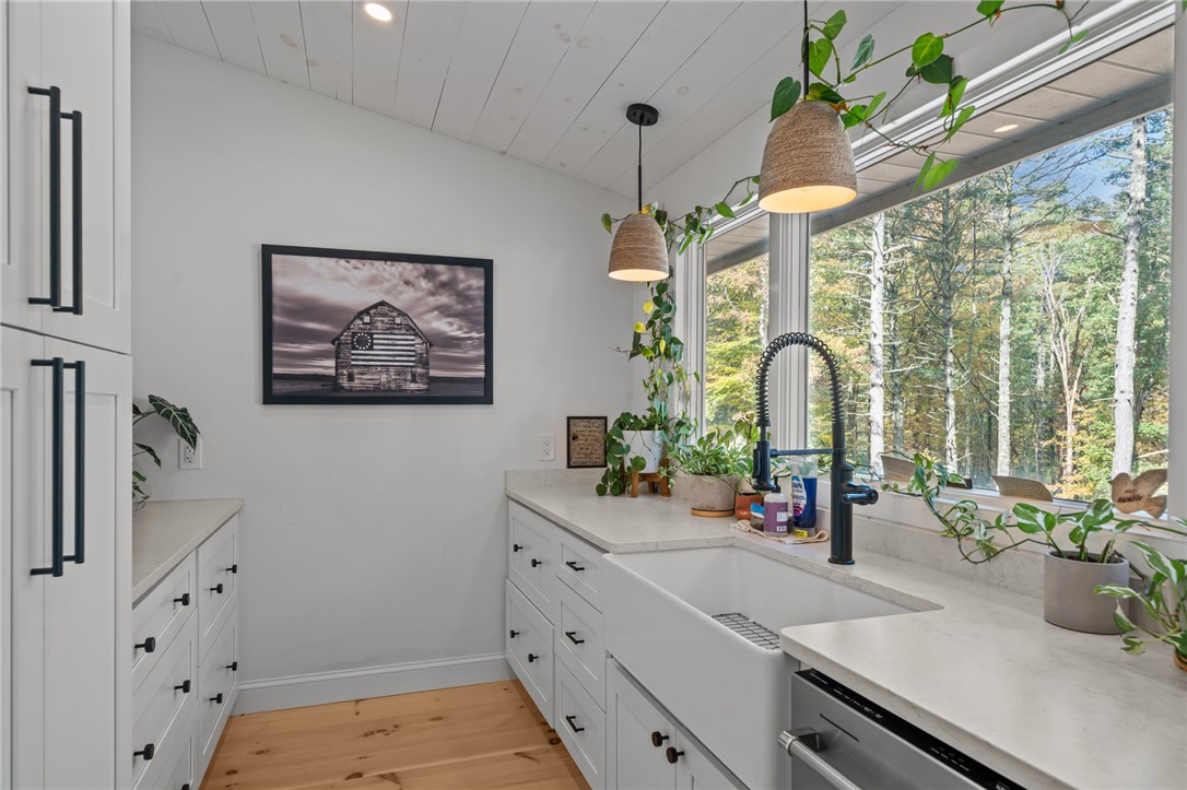 33 Slavin Path Glocester, RI 02814 - Photo 6 of 37