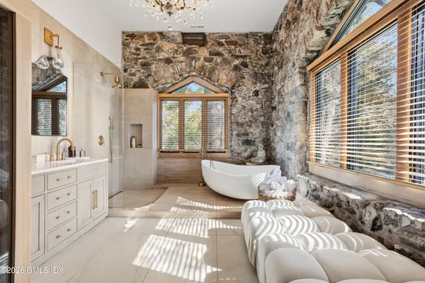 $8,995,000 | 546 Lake Avenue, Greenwich, CT 06830