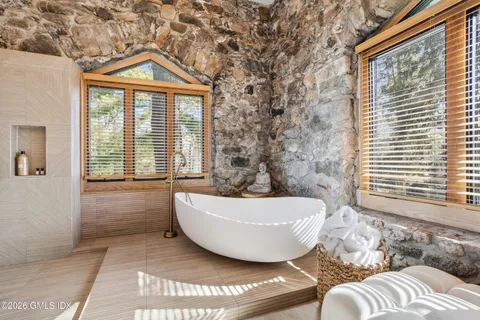 $8,995,000 | 546 Lake Avenue, Greenwich, CT 06830