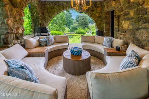 $8,995,000 | 546 Lake Avenue, Greenwich, CT 06830