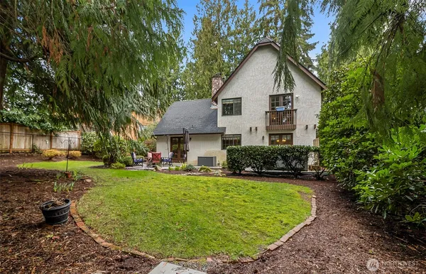 a view of a house with backyard and sitting area