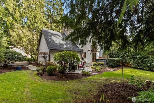 a view of a house with backyard and sitting area