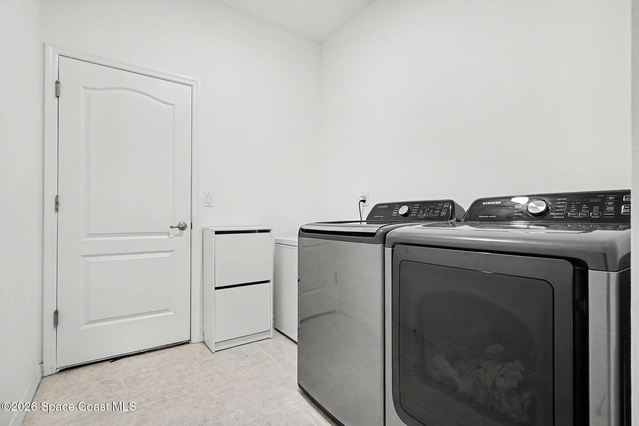 1030 Grapefruit Road Southeast Palm Bay, FL 32909 - Photo 20 of 28 Laundry