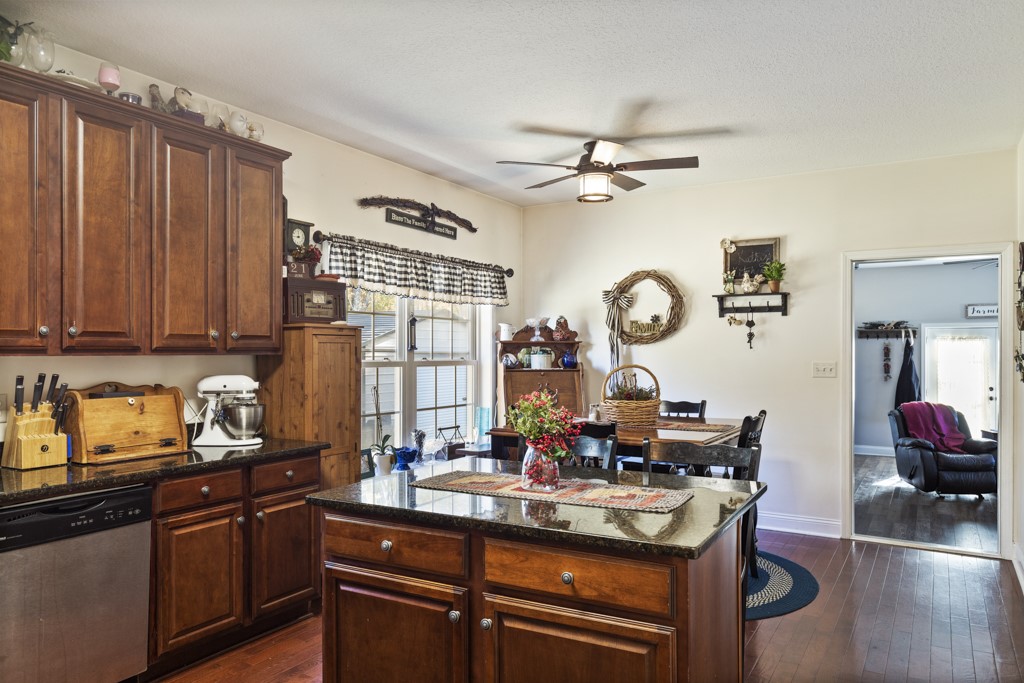 274 Circle Drive Pendleton, SC 29670 - Photo 5 of 50 Eat-At Island