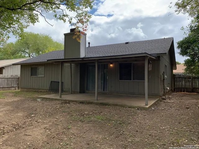 a house view with backyard space