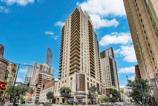 $440,000 | 635 North Dearborn Street, Unit 2104, Chicago, IL 60654