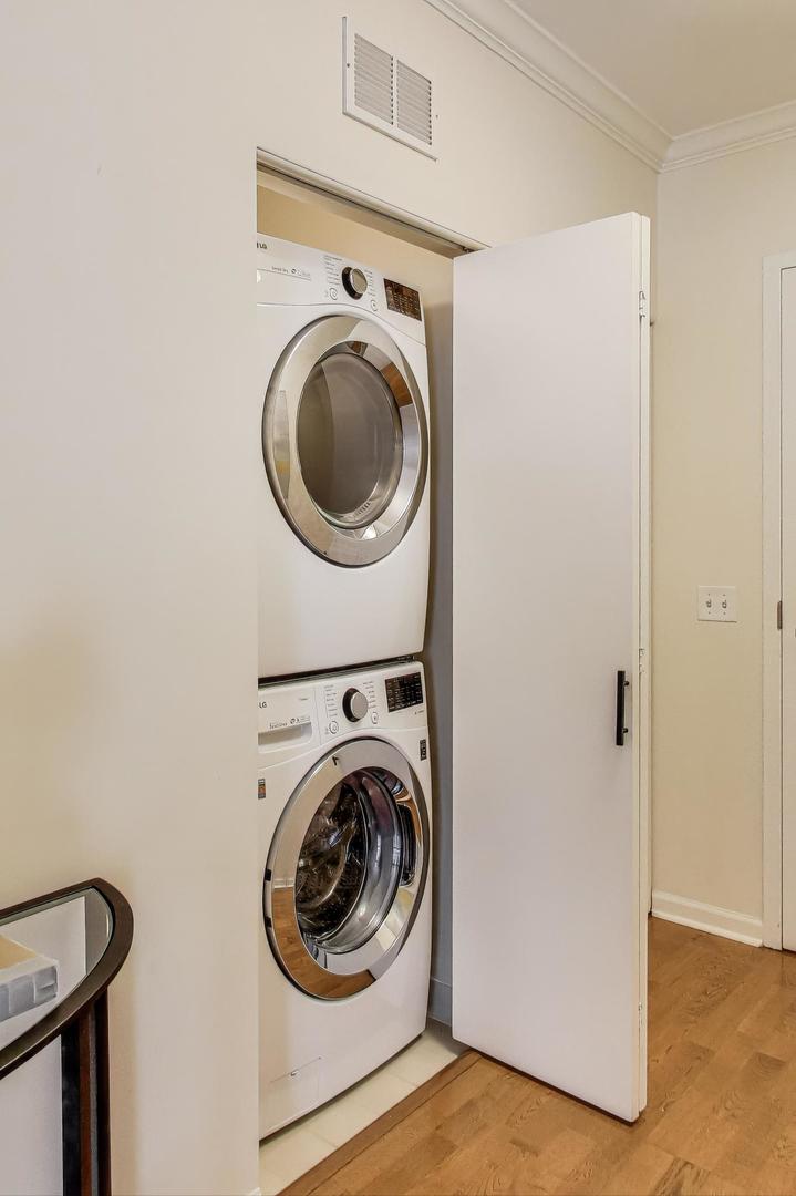 635 North Dearborn Street, Unit 2104 Chicago, IL 60654 - Photo 20 of 29 a utility room with dryer and washer