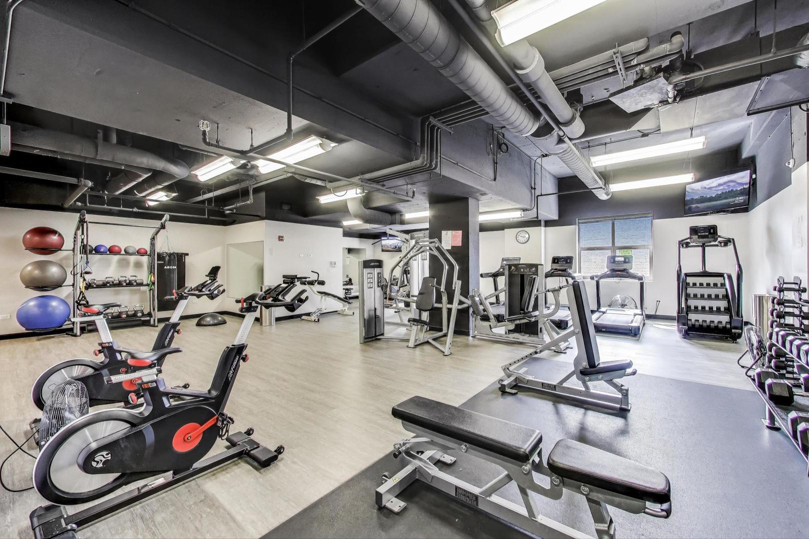 635 North Dearborn Street, Unit 2104 Chicago, IL 60654 - Photo 25 of 29 a view of a room with gym equipment