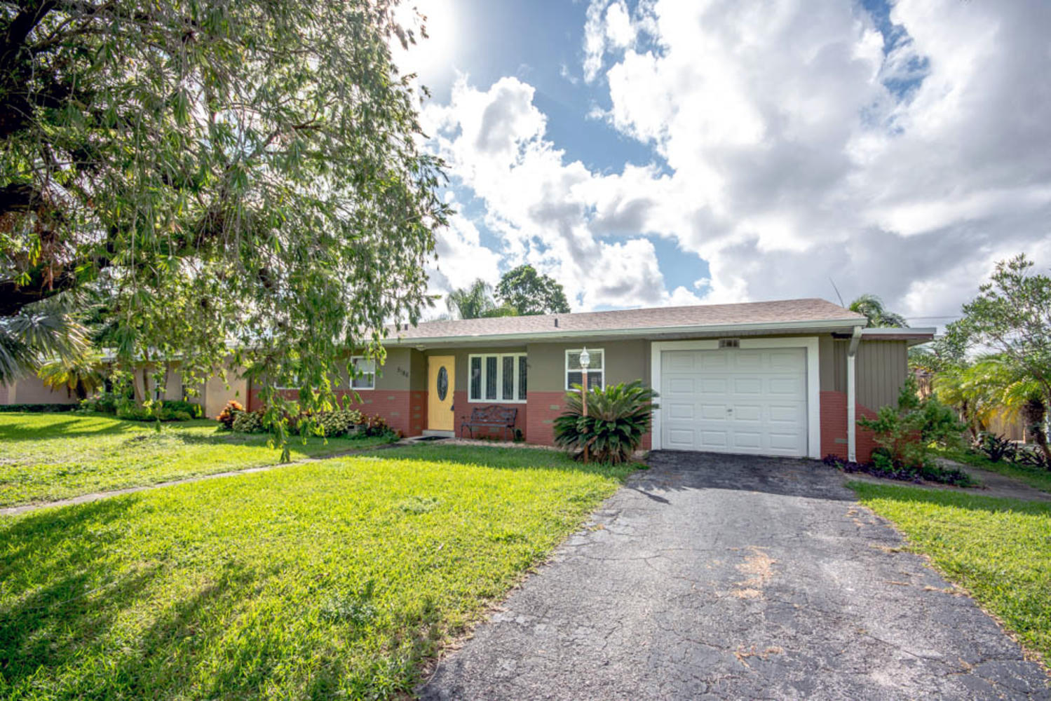 5186 Cleveland Road Delray Beach, FL 33484 - Photo 3 of 31 photo_32413406-1500x1000