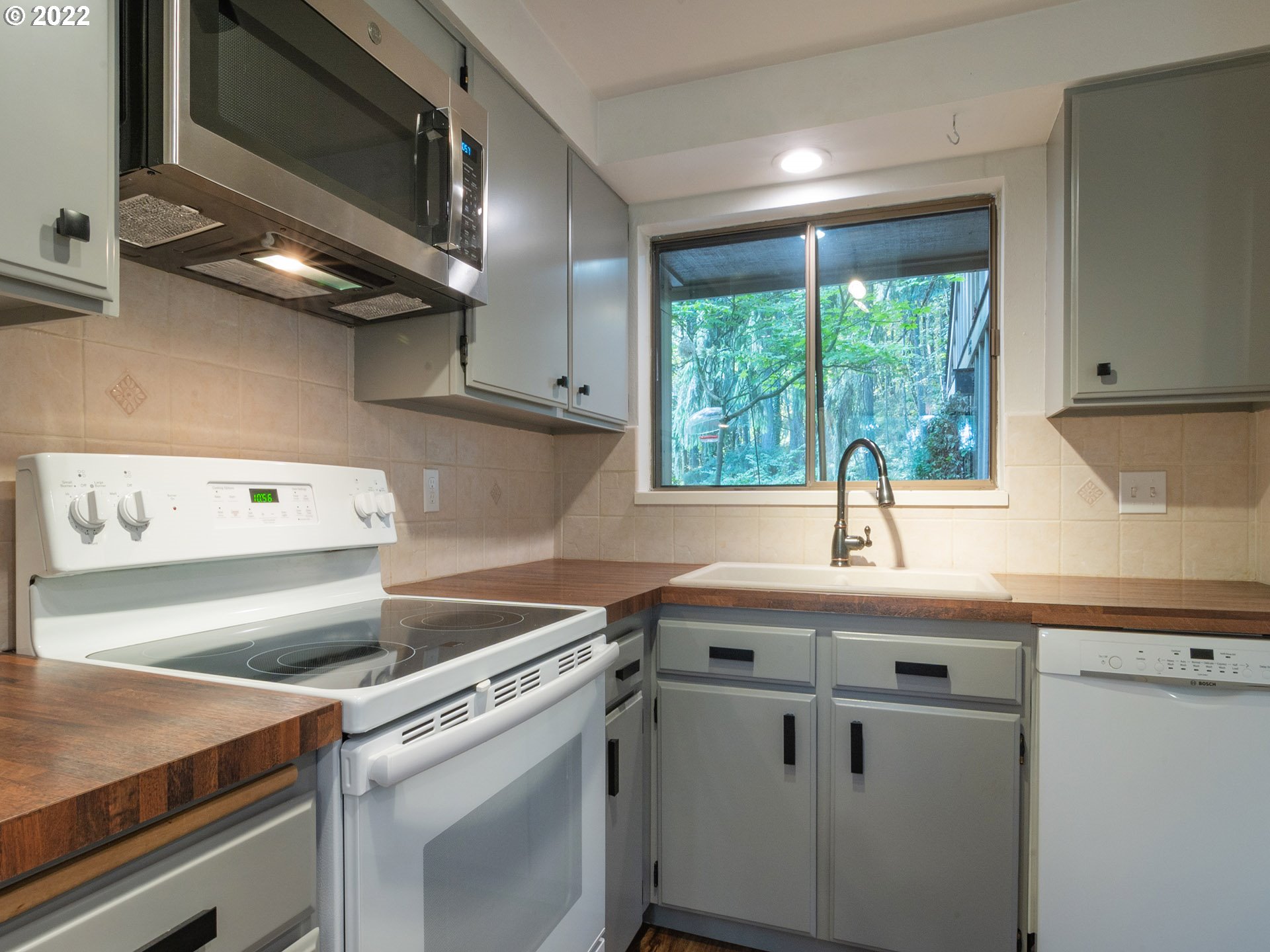 133 Treehill Loop Eugene, OR 97405 - Photo 7 of 27 Gallery Image 7