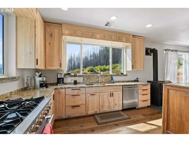 $1,599,000 | 47555 McKenzie Highway, Vida, OR 97488