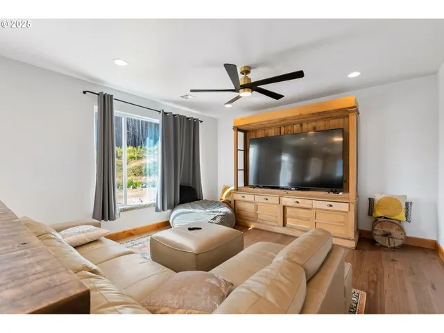 $1,599,000 | 47555 McKenzie Highway, Vida, OR 97488