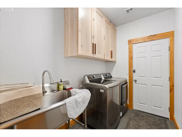 $1,599,000 | 47555 McKenzie Highway, Vida, OR 97488