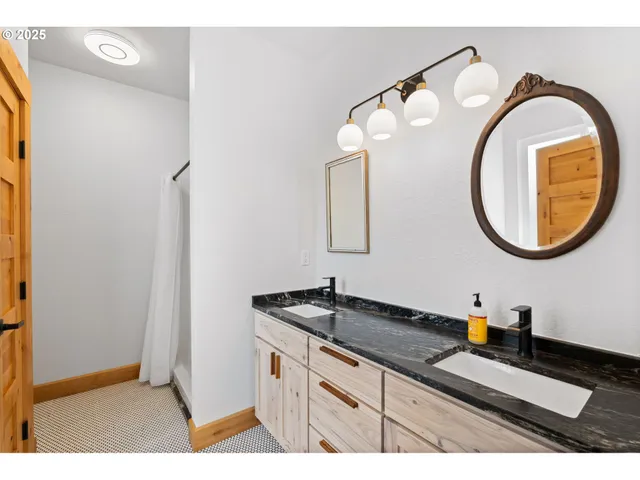 $1,599,000 | 47555 McKenzie Highway, Vida, OR 97488