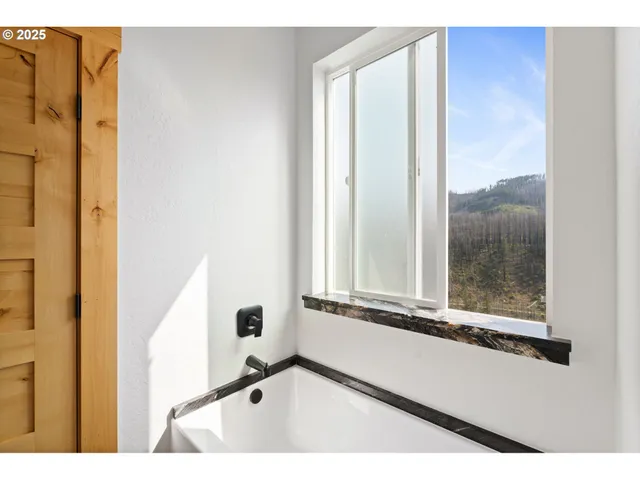 $1,599,000 | 47555 McKenzie Highway, Vida, OR 97488